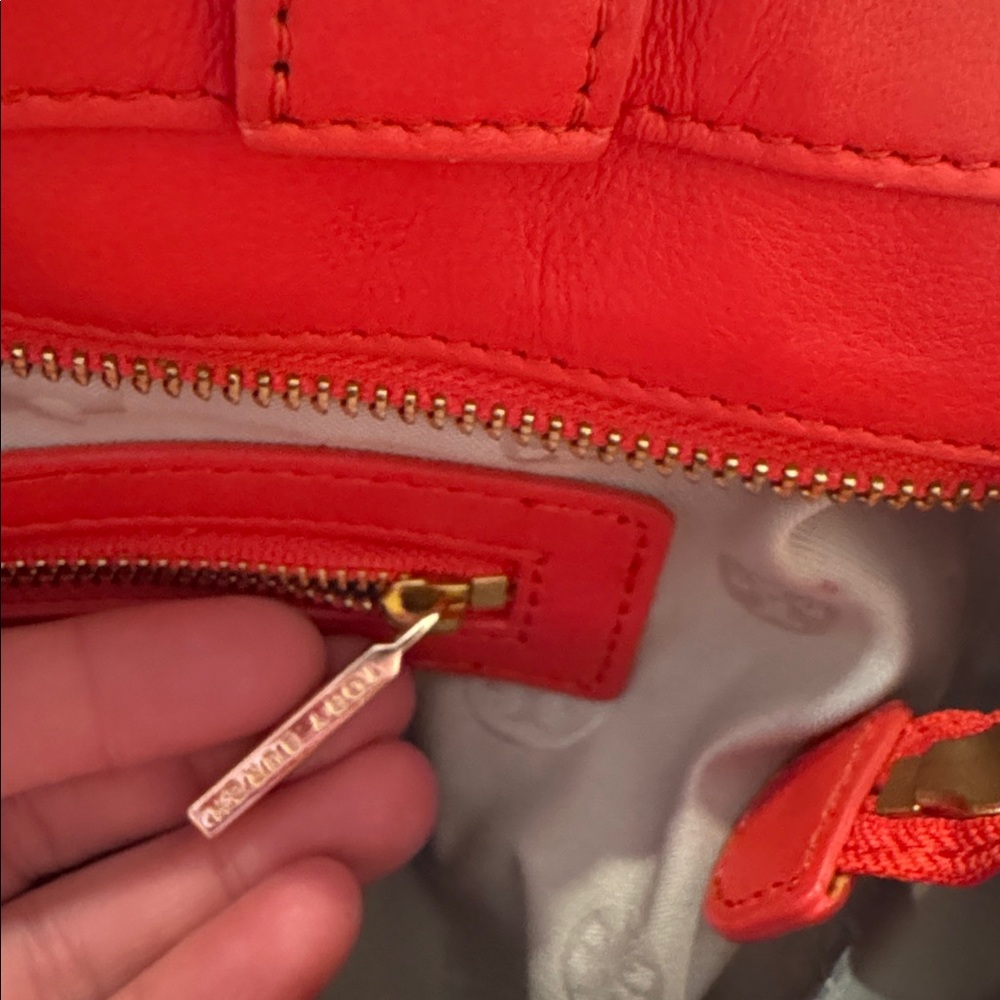 Tory Burch Gloria Satchel & Dust Bag - Picture 4 of 13